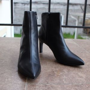 Brand new black leather heeled boots Vagabond